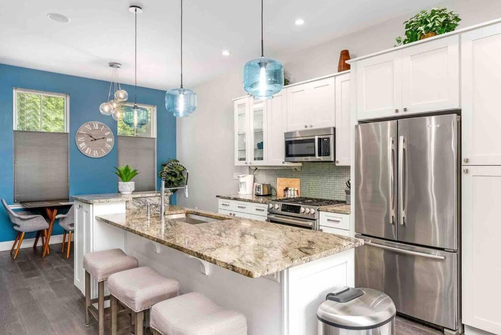 4 Bedroom 3 Bath Sleeps 10 Pet Friendly Private Backyard, 2 Car Garage, City Views, Close To All Stadiums And Casino ピッツバーグ エクステリア 写真