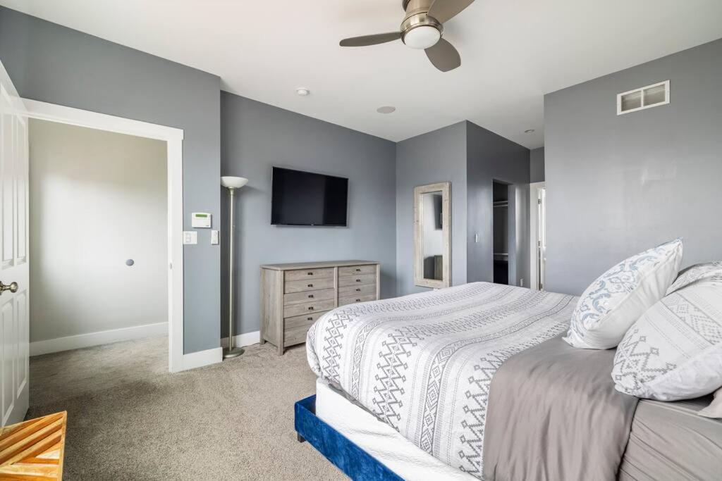 4 Bedroom 3 Bath Sleeps 10 Pet Friendly Private Backyard, 2 Car Garage, City Views, Close To All Stadiums And Casino ピッツバーグ エクステリア 写真