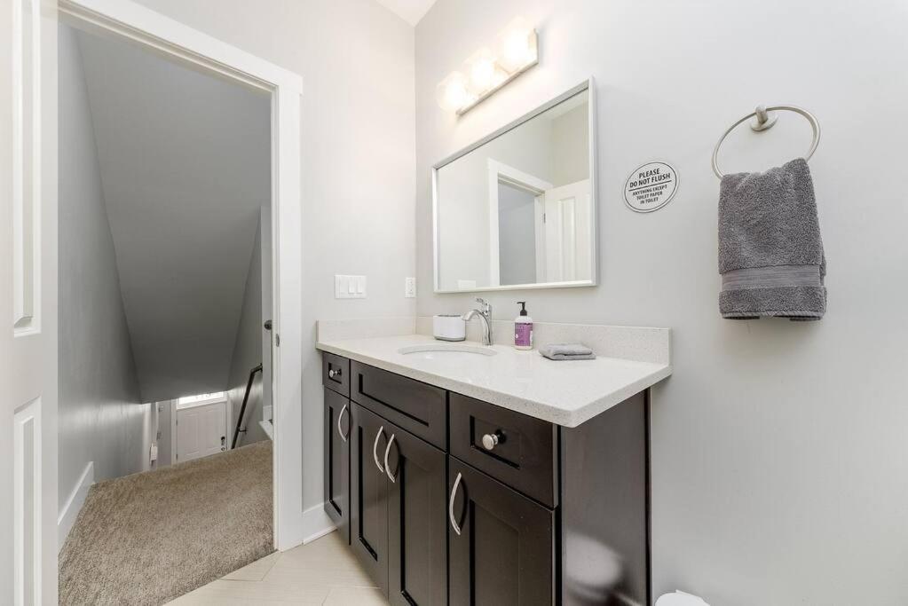 4 Bedroom 3 Bath Sleeps 10 Pet Friendly Private Backyard, 2 Car Garage, City Views, Close To All Stadiums And Casino ピッツバーグ エクステリア 写真