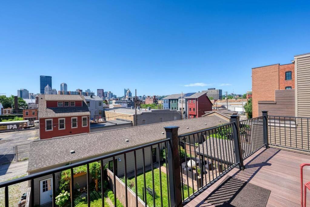 4 Bedroom 3 Bath Sleeps 10 Pet Friendly Private Backyard, 2 Car Garage, City Views, Close To All Stadiums And Casino ピッツバーグ エクステリア 写真