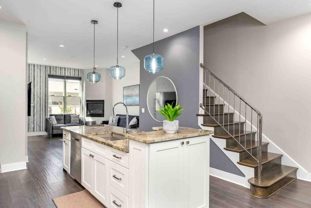4 Bedroom 3 Bath Sleeps 10 Pet Friendly Private Backyard, 2 Car Garage, City Views, Close To All Stadiums And Casino ピッツバーグ エクステリア 写真