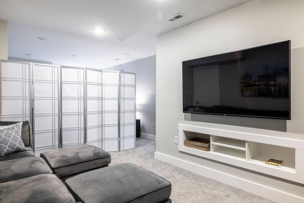 4 Bedroom 3 Bath Sleeps 10 Pet Friendly Private Backyard, 2 Car Garage, City Views, Close To All Stadiums And Casino ピッツバーグ エクステリア 写真