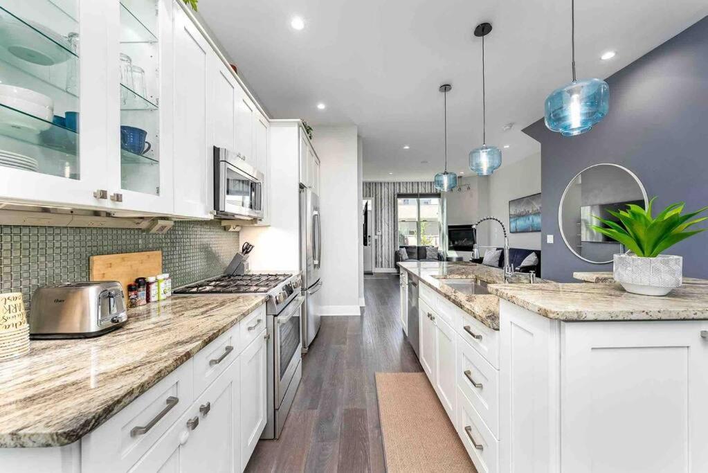 4 Bedroom 3 Bath Sleeps 10 Pet Friendly Private Backyard, 2 Car Garage, City Views, Close To All Stadiums And Casino ピッツバーグ エクステリア 写真