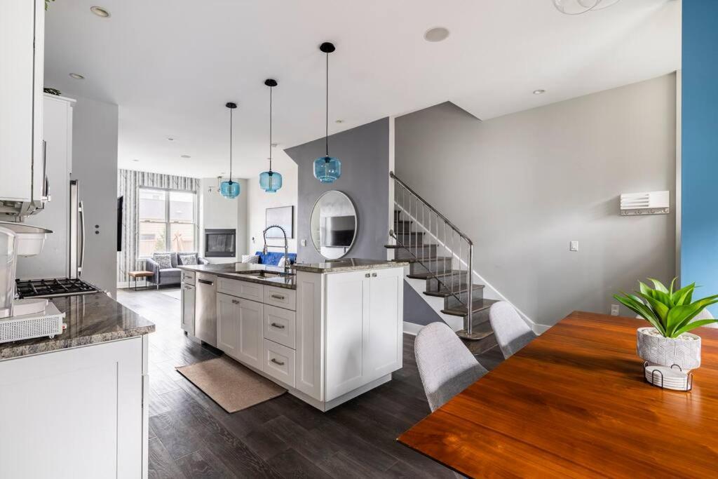 4 Bedroom 3 Bath Sleeps 10 Pet Friendly Private Backyard, 2 Car Garage, City Views, Close To All Stadiums And Casino ピッツバーグ エクステリア 写真