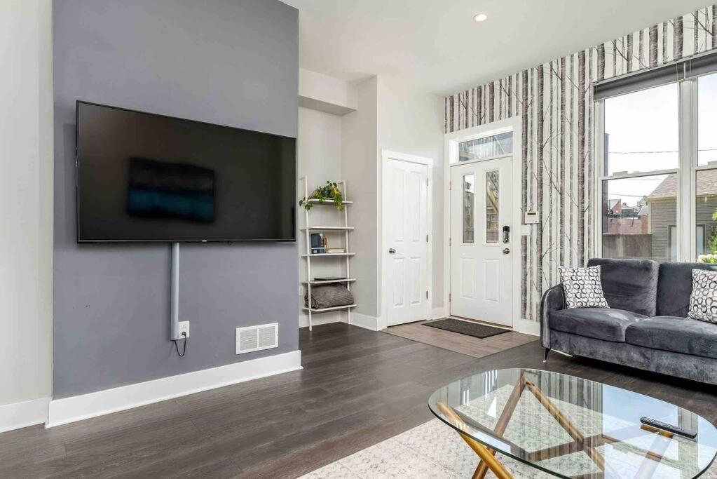 4 Bedroom 3 Bath Sleeps 10 Pet Friendly Private Backyard, 2 Car Garage, City Views, Close To All Stadiums And Casino ピッツバーグ エクステリア 写真