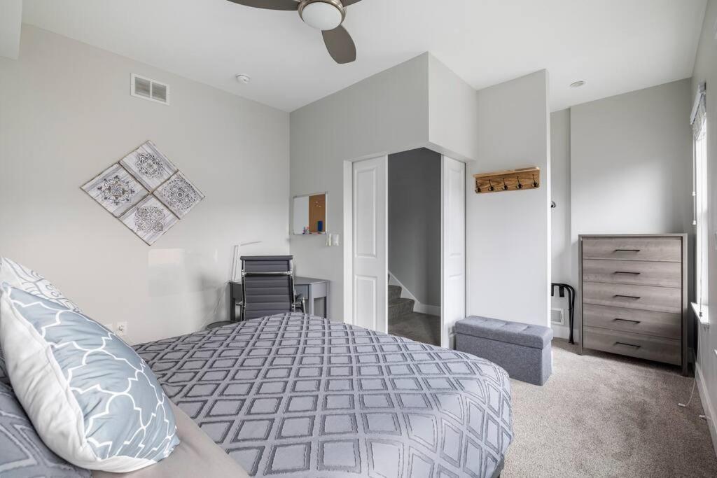 4 Bedroom 3 Bath Sleeps 10 Pet Friendly Private Backyard, 2 Car Garage, City Views, Close To All Stadiums And Casino ピッツバーグ エクステリア 写真