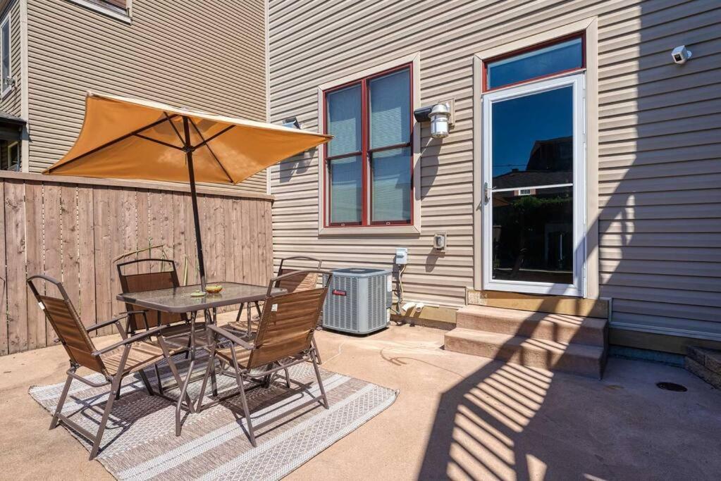 4 Bedroom 3 Bath Sleeps 10 Pet Friendly Private Backyard, 2 Car Garage, City Views, Close To All Stadiums And Casino ピッツバーグ エクステリア 写真