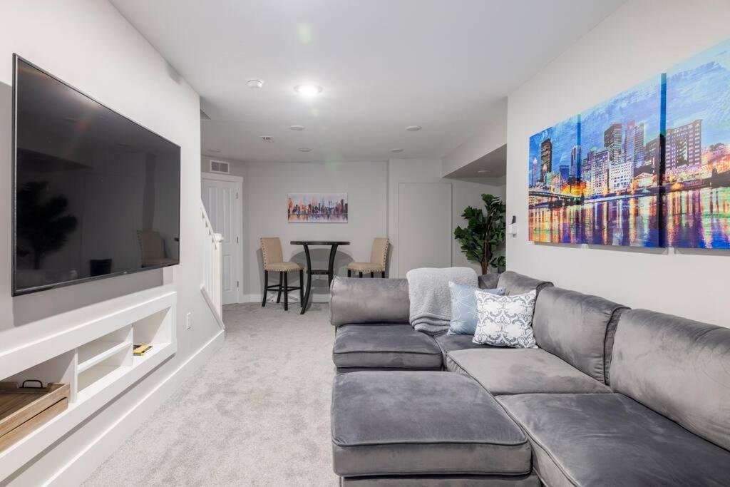 4 Bedroom 3 Bath Sleeps 10 Pet Friendly Private Backyard, 2 Car Garage, City Views, Close To All Stadiums And Casino ピッツバーグ エクステリア 写真