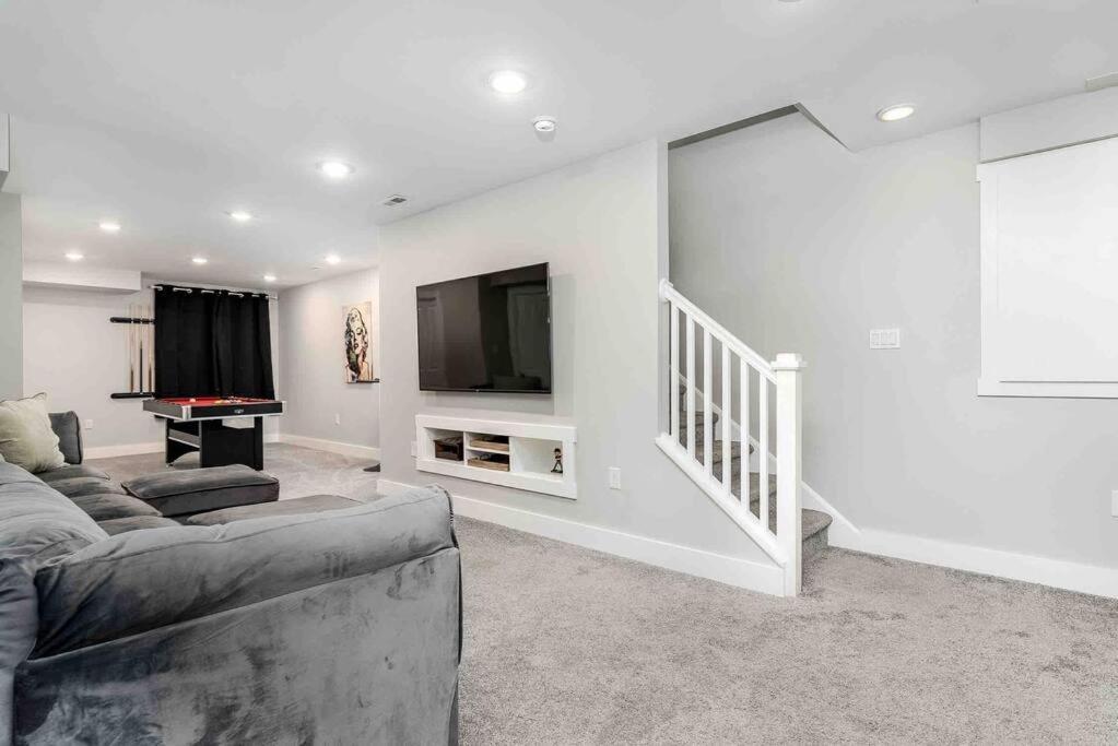 4 Bedroom 3 Bath Sleeps 10 Pet Friendly Private Backyard, 2 Car Garage, City Views, Close To All Stadiums And Casino ピッツバーグ エクステリア 写真
