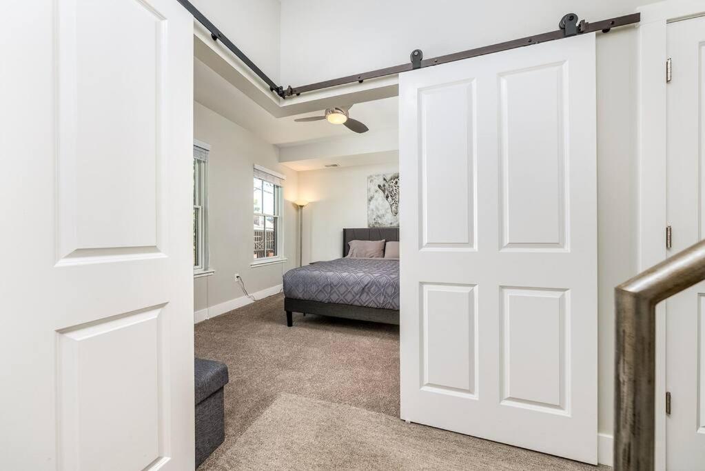 4 Bedroom 3 Bath Sleeps 10 Pet Friendly Private Backyard, 2 Car Garage, City Views, Close To All Stadiums And Casino ピッツバーグ エクステリア 写真