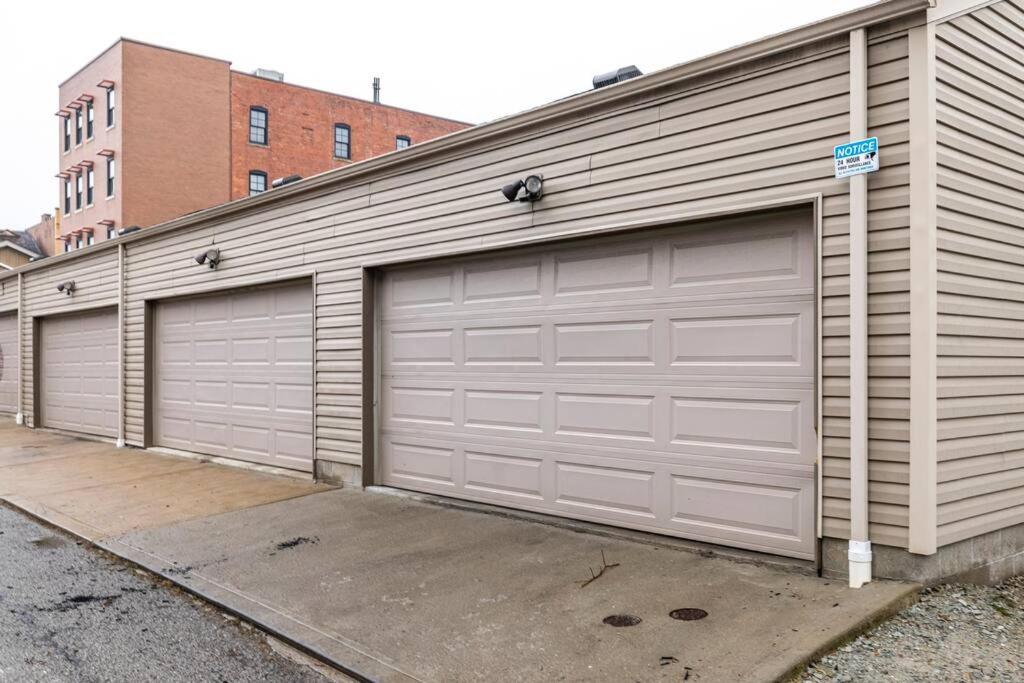 4 Bedroom 3 Bath Sleeps 10 Pet Friendly Private Backyard, 2 Car Garage, City Views, Close To All Stadiums And Casino ピッツバーグ エクステリア 写真