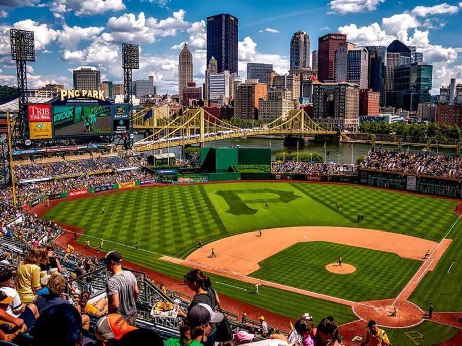 4 Bedroom 3 Bath Sleeps 10 Pet Friendly Private Backyard, 2 Car Garage, City Views, Close To All Stadiums And Casino ピッツバーグ エクステリア 写真